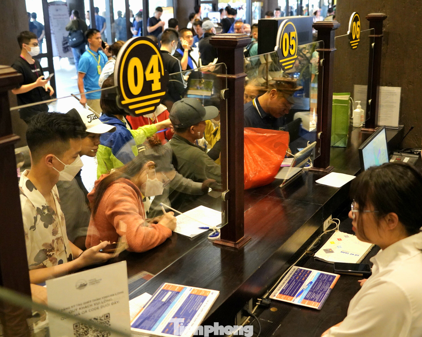 Nhân viên bán vé gồng mình làm việc từ sáng sớm vì lượng khách quá đông.