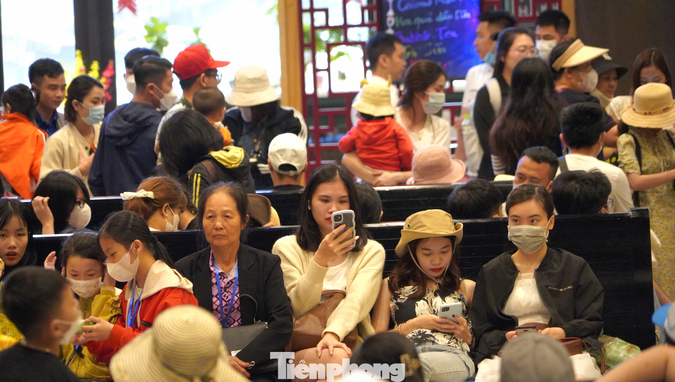 Cảng tàu khách quốc tế Hạ Long được thiết kế hiện đại, đáp ứng nhu cầu du khách. Mặc dù rất đông nhưng tại đây không có cảnh ách tắc hay chen lấn.