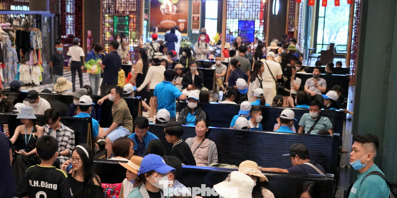 Bên trong cảng tàu được bố trí ghế ngồi và nhiều cửa hàng bán nhu yếu phẩm cũng như đồ lưu niệm cho du khách khi đến với Hạ Long.