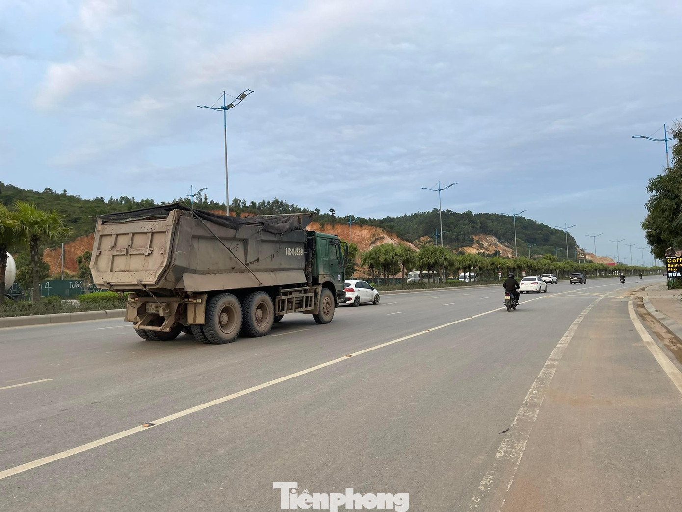 Trao đổi với Tiền Phong, đại diện Đội CSGT số 2, phòng CSGT Công an tỉnh Quảng Ninh cho biết, tình trạng trên diễn ra từ khi dự án bắt đầu khởi công. Đơn vị đã nhiều lần kiểm tra, xử lý các trường hợp cơi nới thành thùng và quá tải. Hiện đơn vị đang phối hợp với UBND thành phố Hạ Long lập đoàn kiểm tra đặc biệt để xử lý những vi phạm này.