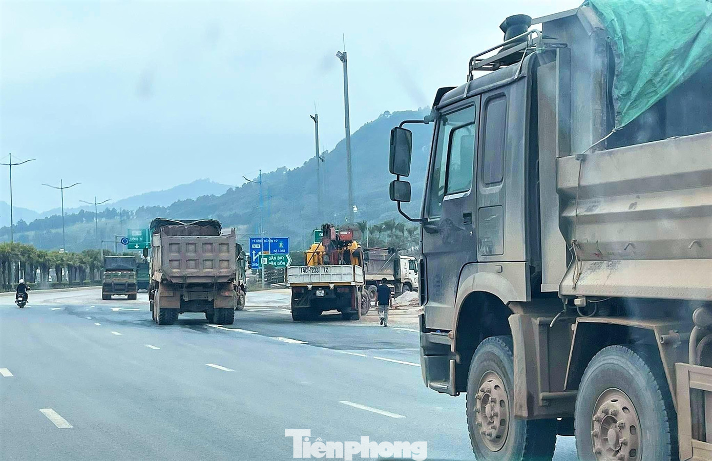 Thời gian gần đây, mỗi ngày tuyến đường phải "gánh còng lưng" hàng nghìn lượt xe "hổ vồ" chở đất san lấp dự án.