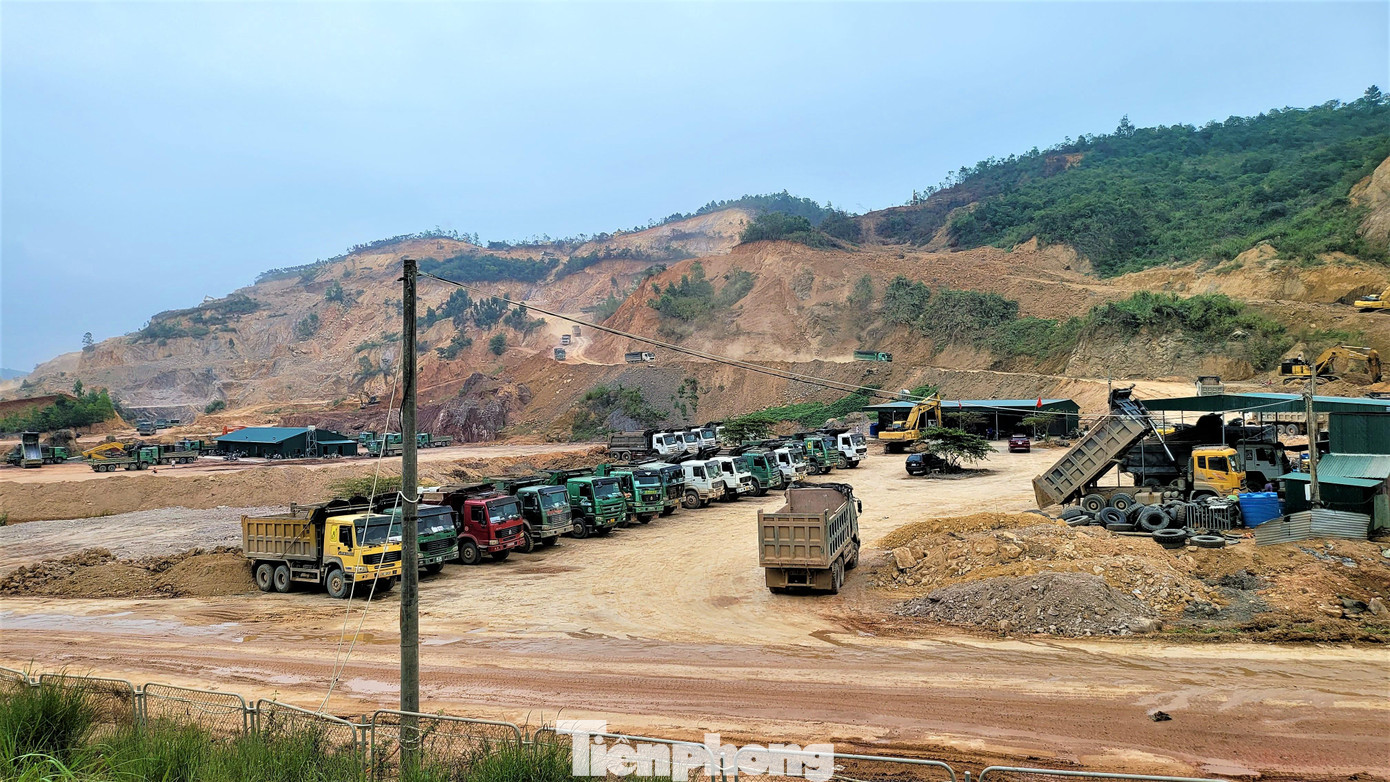 "Việc cấp phép mỏ đất này cũng nên xem xét lại. Quả đồi nằm ngay cửa ngõ ra vào thành phố bị đào xới ngày đêm", một chuyên gia nghiên cứu về văn hóa ở Quảng Ninh nói.