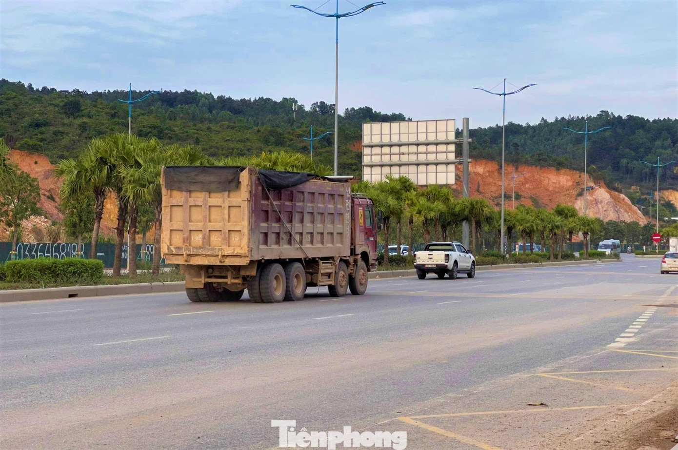 "Xe tải trọng lớn nối đuôi nhau chở đất đổ ra một dự án, không chỉ gây mất an toàn giao thông, mà còn gây ảnh hưởng đến môi trường vì bụi đất mù mịt", ông Nguyễn Văn Hùng, cán bộ hưu trí sống tại phường Đại Yên nói.