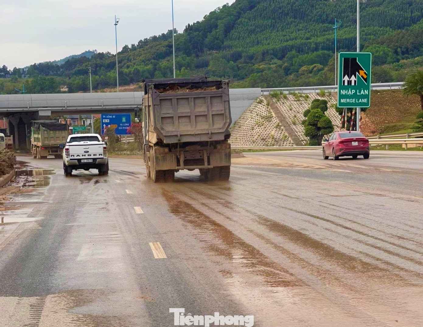 Với số lượng xe vận tải quá đông, tuyến đường 10 làn luôn trong tình trạng bụi mù mịt và nền đường nhão nhoẹt bùn đất vì đơn vị vận tải liên tục xịt nước ra đường để chống bụi.