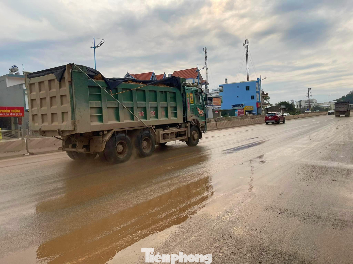 "Đang tự hào vì sống trên trục đường đẹp nhất Quảng Ninh giờ mỗi lần đi làm về là tôi lại bị ám ảnh bởi "binh đoàn hổ vồ" này. Nắng nóng hay mưa gió chúng tôi đều khổ. Đường lúc nào cũng nhoe nhoét, nhà cửa, cây cối bám đặc bụi đất", chị Hương, một người dân sống gần lối vào Tuần Châu nói.