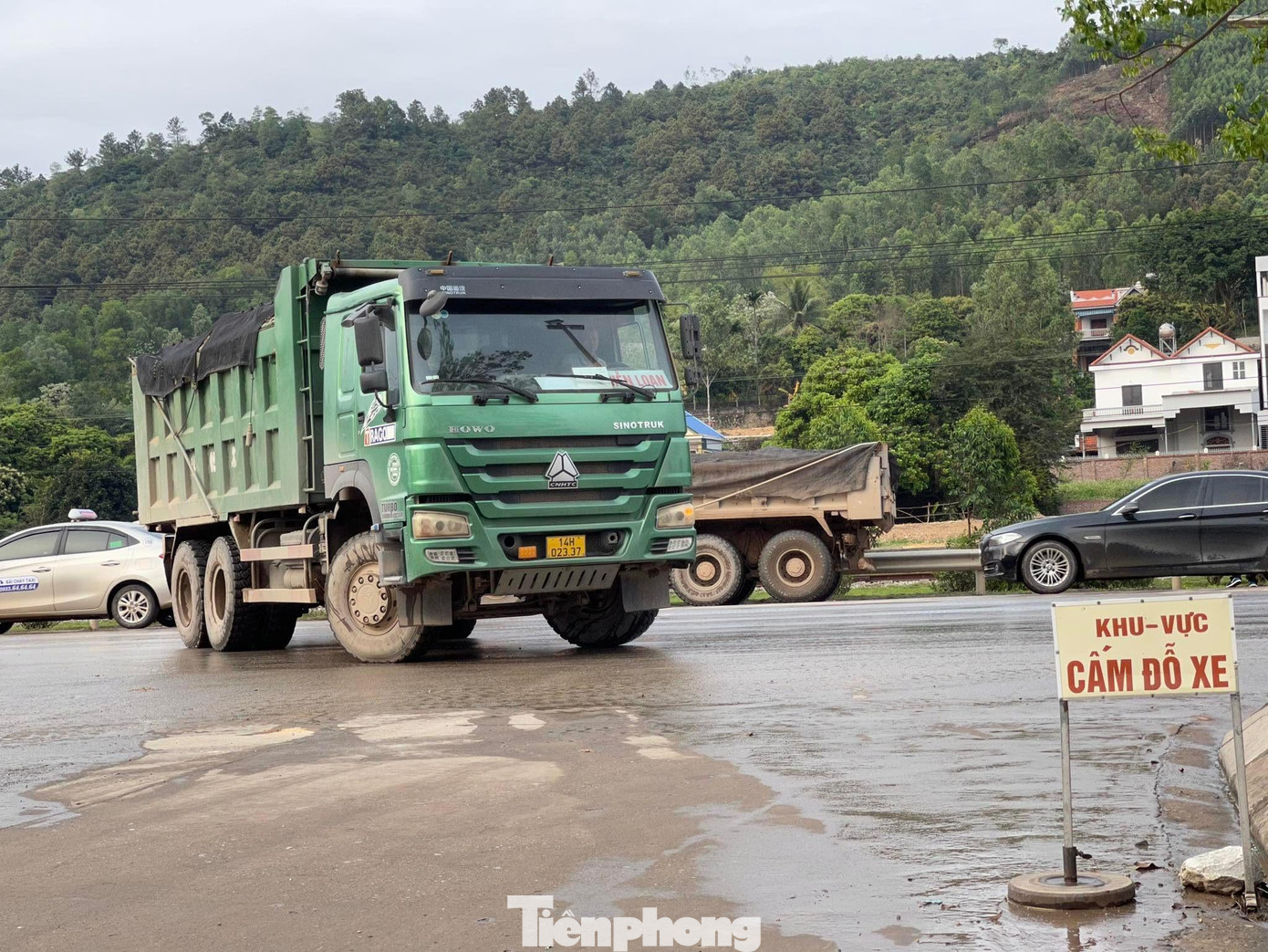 Theo ghi nhận của PV, đa số những xe cơi nới thành thùng, chở quá tải và phóng nhanh vượt ẩu đều có logo "DIỄN LOAN". Đây là doanh nghiệp vận tải lớn ở Quảng Ninh và cũng có nhiều tai tiếng trong lĩnh vực hoạt động.