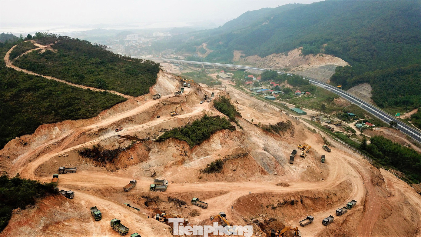 Mỏ đất được cấp phép ngay cạnh đường 10 làn, sát với tuyến cao tốc Hạ Long - Vân Đồn. Mỗi ngày có hàng nghìn chuyến vận tải đất đi qua khu vực nút giao Minh Khai. Đại diện UBND thành phố Hạ Long cho biết: "Vì lý do tiến độ nên phía nhà thầu thuê thêm xe bên ngoài vào vận chuyển. Để đến khi chủ đầu tư mua đủ xe vận tải sẽ hủy hợp đồng với những xe bên ngoài. Hiện trong danh sách có hơn 160 xe được phép vận tải trên cung đường này".