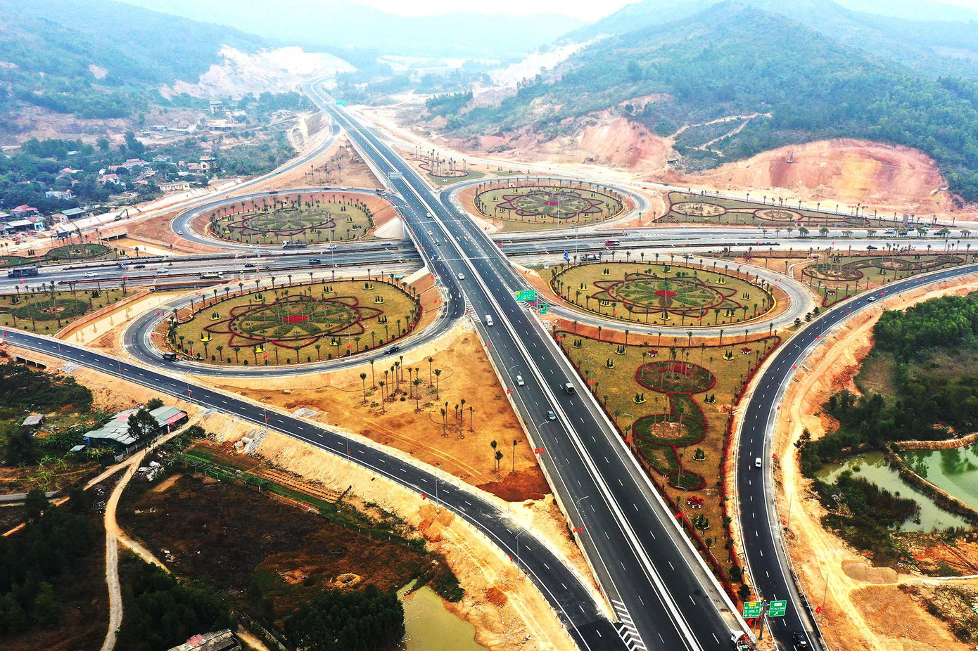 Đường 10 làn đẹp nhất Quảng Ninh chính là Quốc lộ 18 đoạn nút giao Minh Khai, phường Đại Yên, TP Hạ Long. Con đường là niềm tự hào của thành phố du lịch Hạ Long bởi sự hoành tráng và rộng rãi.