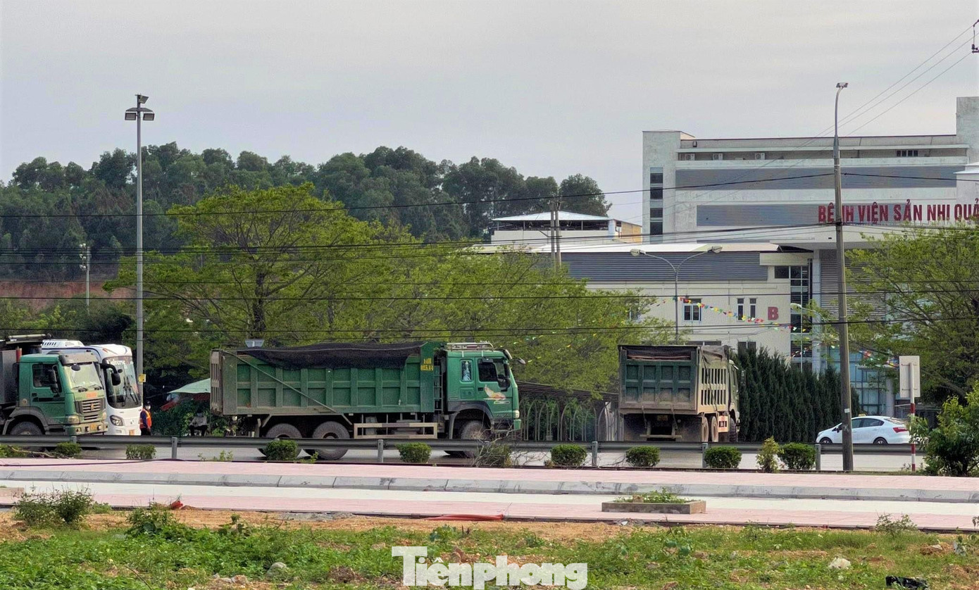 Những chiếc xe cơi nới thành thùng tự do "tung hoành", lấy điểm quay đầu xe tại cổng bệnh viện Sản Nhi thuộc phường Đại Yên.
