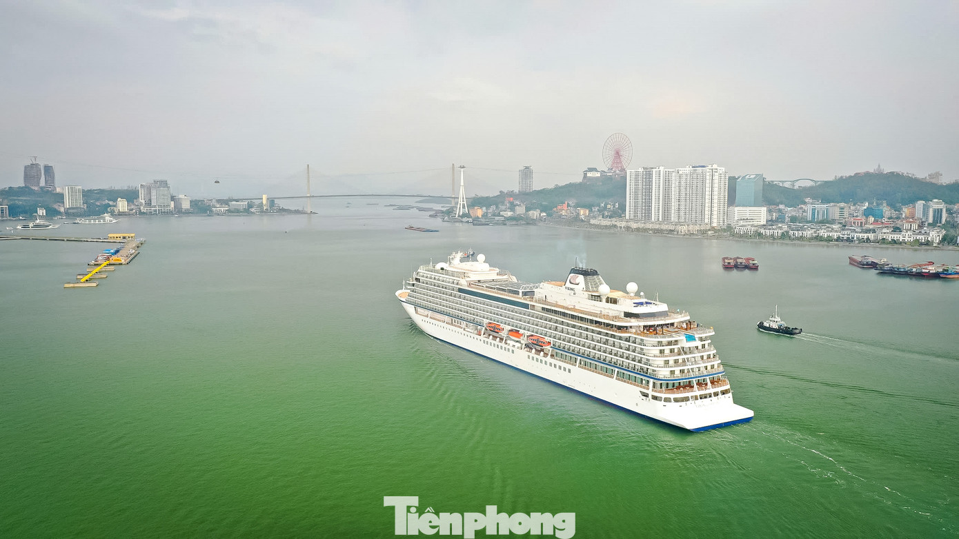 Tàu Viking Orion đưa gần 900 khách du lịch đến Hạ Long tham quan trong 2 ngày. Tàu Viking Orion đưa gần 900 khách du lịch đến Hạ Long tham quan trong 2 ngày.