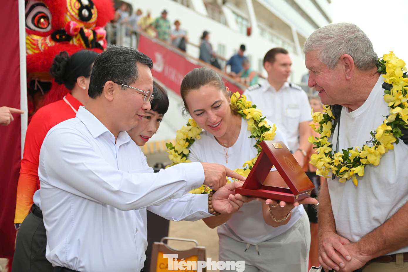 Chủ tịch UBND tỉnh Quảng Ninh trao tặng kỉ niệm chương cho vị khách quốc tế thứ 3 triệu. Chủ tịch UBND tỉnh Quảng Ninh trao tặng kỉ niệm chương cho vị khách quốc tế thứ 3 triệu.