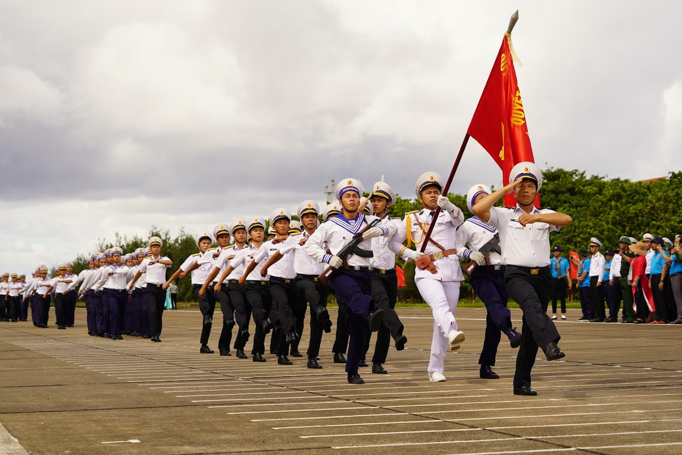 Niềm tự hào còn được nhân lên khi đoàn đi đúng dịp kỷ niệm 50 năm Ngày giải phóng quần đảo Trường Sa (29/4/1975 – 29/4/2025), nơi mà các thế hệ cán bộ, chiến sĩ Hải quân đã cắm mốc chủ quyền bất diệt giữa Biển Đông.