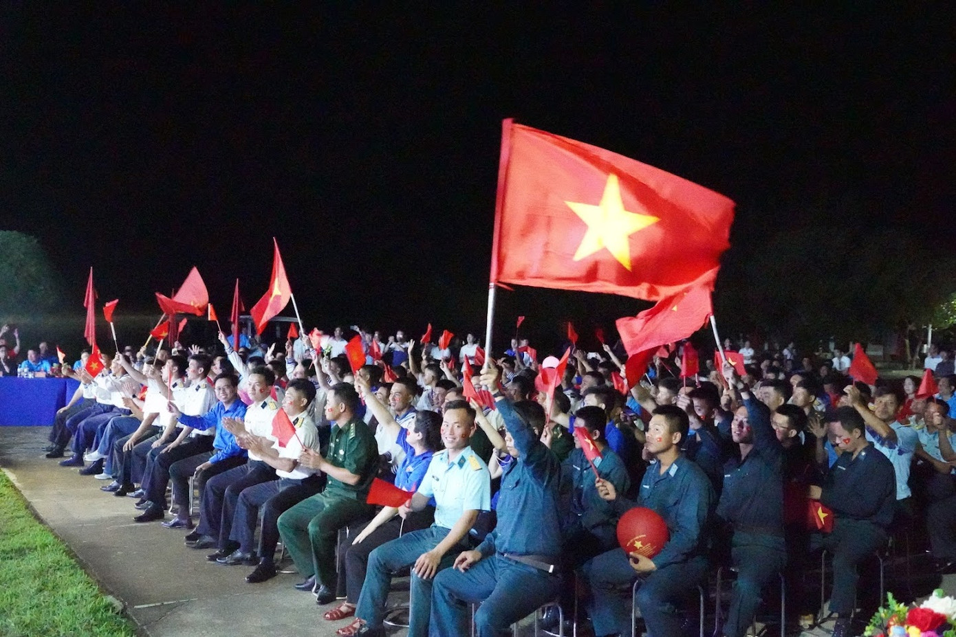 Quân và dân trên đảo Trường Sa xem văn nghệ do đoàn công tác tổ chức.