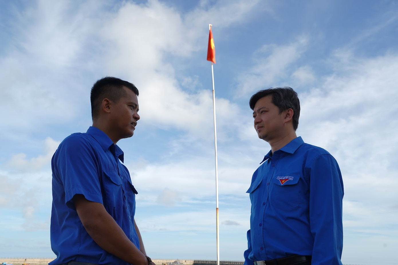 &quot;Là thanh niên, chúng ta nguyện không ngừng vun đắp bản lĩnh chính trị, phẩm chất đạo đức, ý chí quyết tâm, sẵn sàng chiến đấu, hoàn thành xuất sắc mọi nhiệm vụ được giao. Với người lính đảo, ý chí đó càng phải được rèn giũa với quyết tâm cao nhất&quot;, anh Nguyễn Minh Triết dặn dò với bí thư chi đoàn khi đến thăm đảo Đá Tây A.