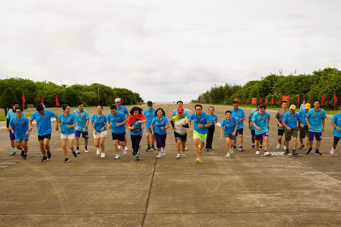 Với tình cảm thiêng liêng, đoàn công tác đã tổ chức nhiều hoạt động ý nghĩa như giao lưu văn hóa văn nghệ với chủ đề “Bài ca thống nhất”, xem phim tài liệu về 70 năm Hải quân nhân dân Việt Nam, dâng hương tưởng niệm các anh hùng liệt sĩ hy sinh vì chủ quyền biển đảo.