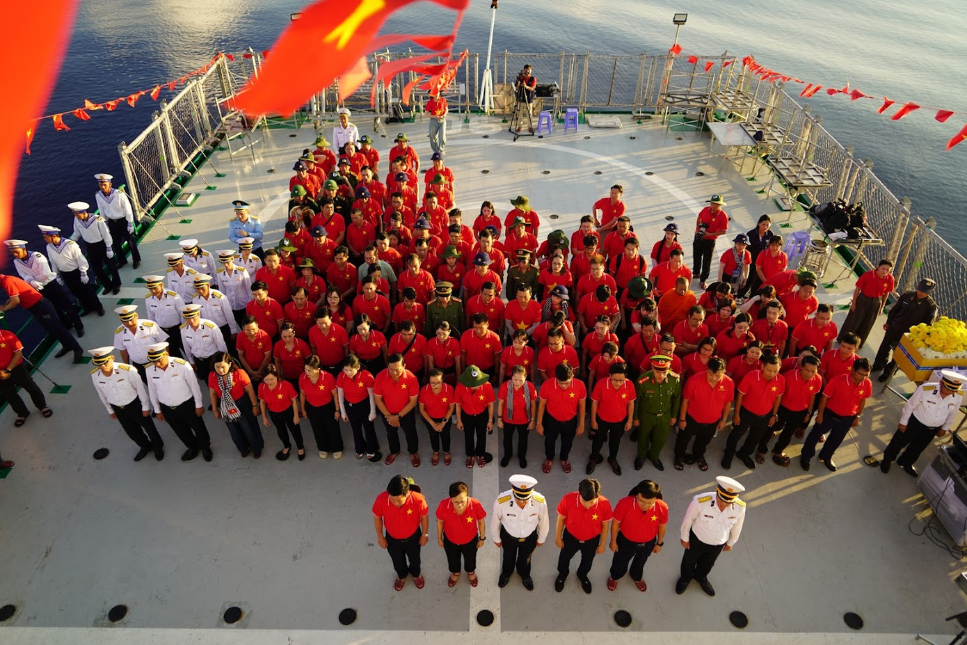 Trong chuyến hành trình, đoàn công tác đã làm lễ tưởng niệm các chiến sỹ đã anh dũng hy sinh khi chiến đấu bảo vệ đảo Gạc Ma. Hàng nghìn con hạc giấy cùng những bông hoa được thả xuống biển như một lời tri ân được gửi từ đất liền.