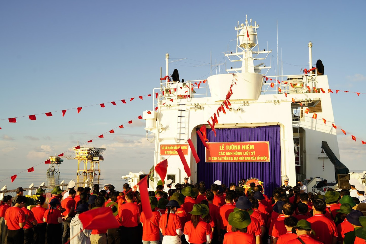 Đoàn cũng làm lễ tưởng niệm các anh hùng liệt sỹ đã hy sinh tại thềm lục địa phía Nam của Tổ quốc trong khi làm nhiệm vụ.