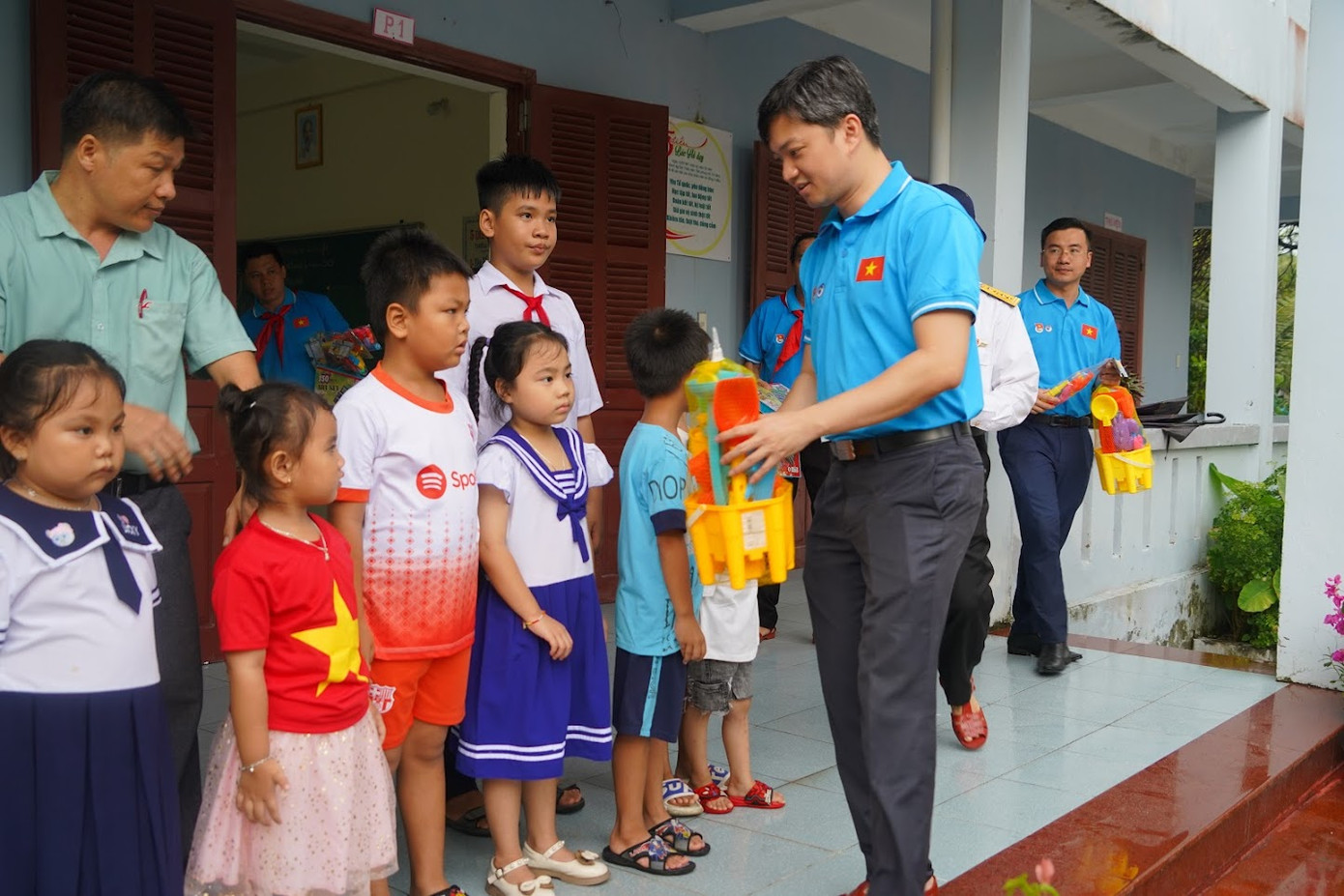 Tặng quà cho các cháu học sinh tại đảo Đá Tây A.