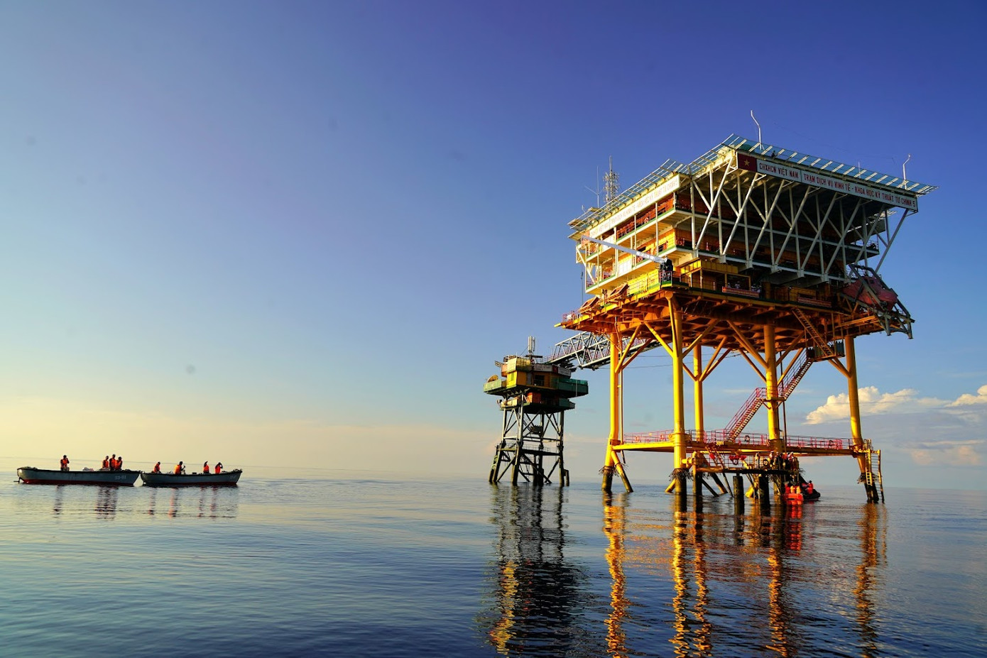 Với hải trình hơn 2.000 km trong 7 ngày đêm, đoàn công tác đã mang trọn những tình cảm của đất liền đến với đảo xa. Đây cũng là dịp tri ân đối với những đóng góp của các thế hệ cán bộ, chiến sĩ Hải quân nhân dân Việt Nam trong sự nghiệp bảo vệ, giữ gìn chủ quyền biển, đảo thiêng liêng của Tổ quốc.