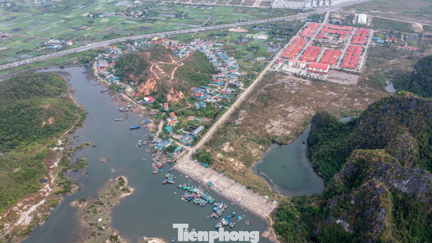 Không chỉ bị bồi lắng, khu vực Cảng Cái Xà Cong do được xây dựng từ lâu nên nay xuống cấp, các bậc lên xuống xây bằng đá rất trơn trượt, nhiều chỗ đã hư hỏng. Hạ tầng trong cảng đầu tư sơ sài không đồng bộ.