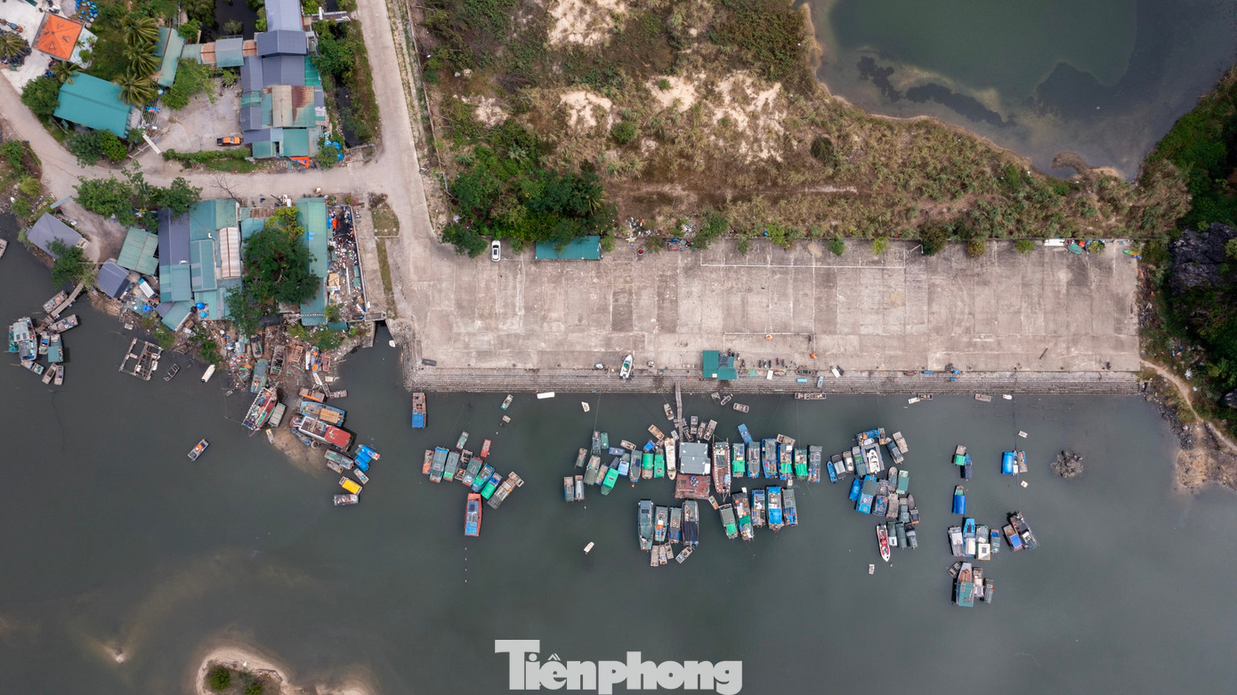 Bà Nông Thị Nhàn, trú khu Cái Xà Cong có thuyền cá thường xuyên về cảng đỗ. Có hôm đi đánh bắt về gặp đúng thời điểm nước rút, vợ chồng tôi chật vật mãi mới cho thuyền vào được gần khu vực cảng, còn người thì đành bì bõm lội bộ vào bờ...”