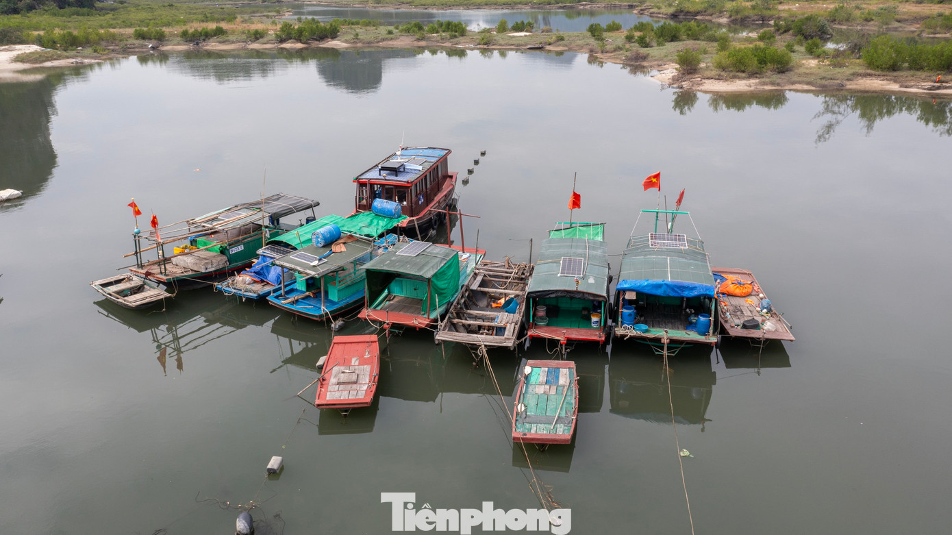 Một người trông coi tại bến cảng, cho biết, dù là cảng neo đậu tránh trú bão nhưng thực tế nhiều năm nay công trình xuống cấp không đáp ứng được nhu cầu của người dân, luồng lạch dẫn vào khu vực neo đậu tàu thuyền tại cảng bị bồi lắng gây khó khăn cho ngư dân trong di chuyển phương tiện thủy ra vào cảng.