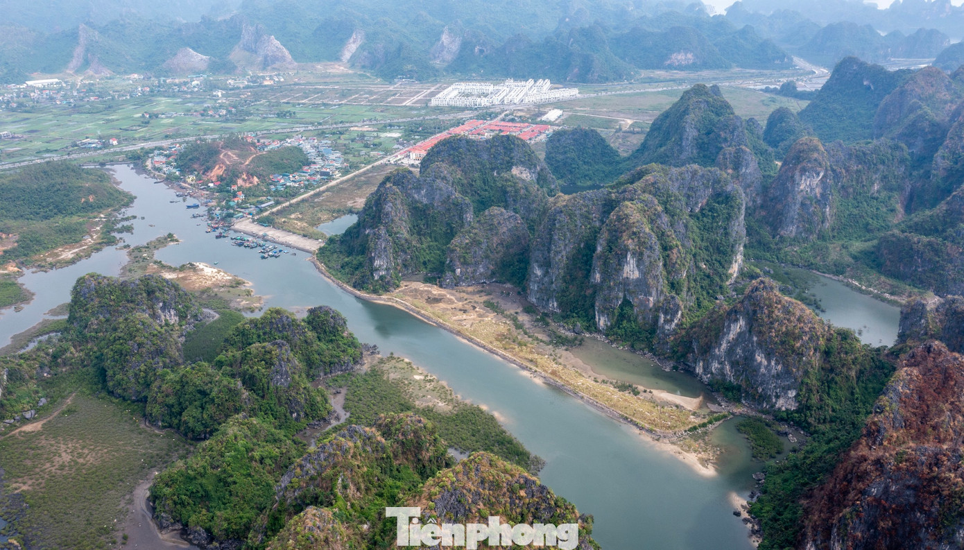 Đại diện UBND thành phố Hạ Long, cho biết TP đang xây dựng, lập quy hoạch chi tiết tỷ lệ 1/500 Dự án Cảng cá Hòn Gai kết hợp khu neo đậu tránh trú bão và khu hậu cần nghề cá. Dự án sẽ tiến hành nạo vét khơi thông dòng chảy suối khe cá khu vực hạ lưu suối và khu neo đậu tàu thuyền Cái Xà Cong; xây dựng khu neo đậu tránh trú bão cấp tỉnh cho khoảng 600 tàu; xây mới khu hậu cần nghề cá; bảo tàng làng chài cổ; nhà chờ cho du khách tham quan và thủ thủy tàu; bãi đỗ xe; hệ thống đường giao thông... Tổng kinh phí dự kiến khoảng 600 tỷ đồng.