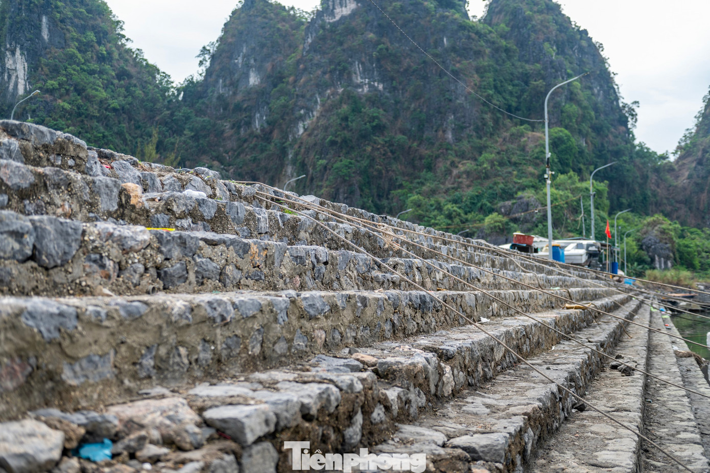 Khu vực này là nơi kín gió, thuận tiện cho ngư dân đánh bắt cá trên vùng biển thuộc TP Hạ Long, Quảng Ninh và các địa bàn khác đưa tàu thuyền vào tránh trú bão do được che chắn bởi những dãy núi bao quanh.