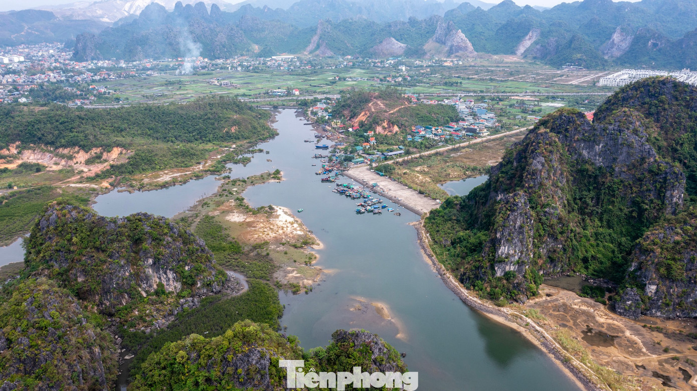 Năm 2022, cơ quan chức năng có tổ chức đo đạc luồng vào cảng. Theo đó, cao độ lòng dẫn khoảng -0,5m đến +0,5m, không đảm bảo chiều sâu lòng dẫn phục vụ tàu thuyền. Một số thuyền nhỏ vào được còn tàu biển lớn đánh bắt cá dài ngày không thể vào được.