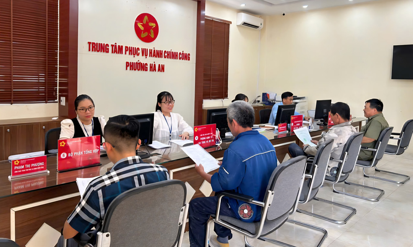 Cán bộ Trung tâm hành chính công phường Hà An làm thủ tục hành chính cho người dân. Ảnh QMG Cán bộ Trung tâm hành chính công phường Hà An làm thủ tục hành chính cho người dân. Ảnh QMG