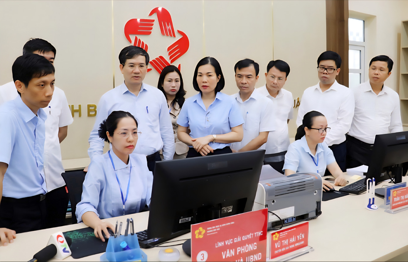 Lãnh đạo tỉnh Quảng Ninh kiểm tra vận hành thử nghiệm chính quyền hai cấp. Ảnh QMG Lãnh đạo tỉnh Quảng Ninh kiểm tra vận hành thử nghiệm chính quyền hai cấp. Ảnh QMG