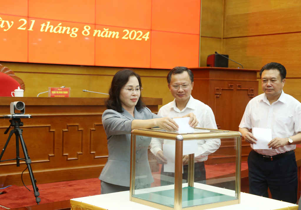 Các đại biểu bỏ phiếu bầu bổ sung Ủy viên Ban Thường vụ Tỉnh ủy Quảng Ninh nhiệm kỳ 2020-2025.