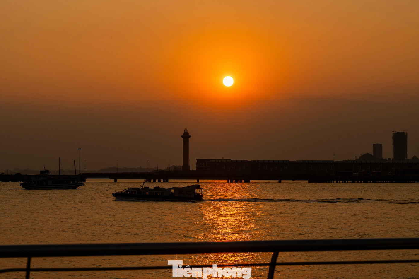 Khung cảnh được săn đón nhiều nhất là mặt trời lặn dần sau ngọn hải đăng thuộc tổ hợp Cảng tàu quốc tế Hạ Long.