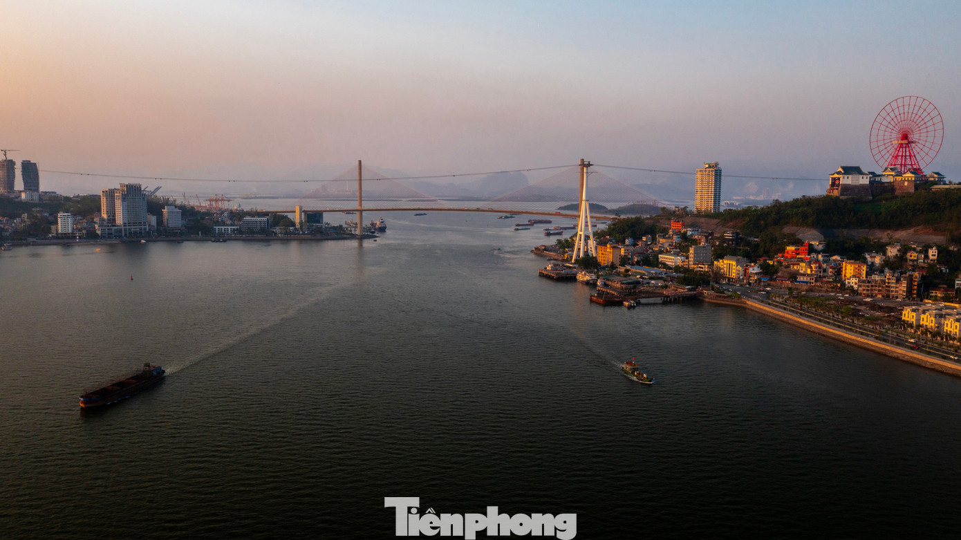 Thành phố Hạ Long, Quảng Ninh đang vào quãng thời gian đẹp nhất trong năm để ngắm hoàng hôn trên biển. Những ngày thu của Hạ Long đón nắng nhiều nhưng lại là mùa ngắm hoàng hôn đẹp nhất.