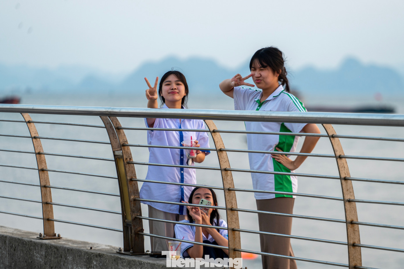 Ghi nhận của PV Tiền Phong, tại khu vực Bến Đoan, nhiều nhóm bạn trẻ tranh thủ đến đây để săn ảnh hoàng hôn.