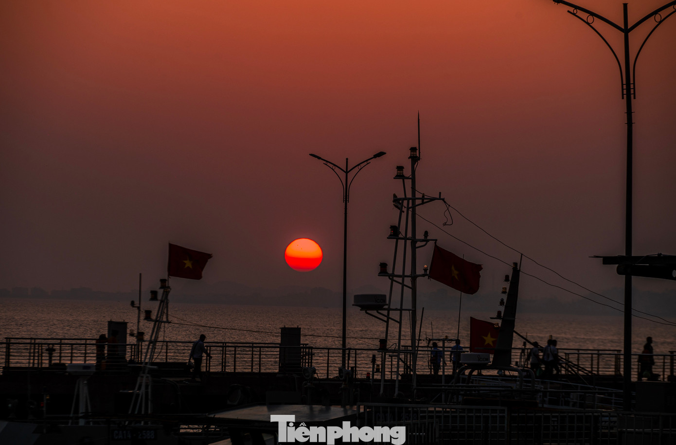 Mặt trời hồng dần khuất sau những đảo đá xa tít cuối chân trời vịnh Hạ Long.