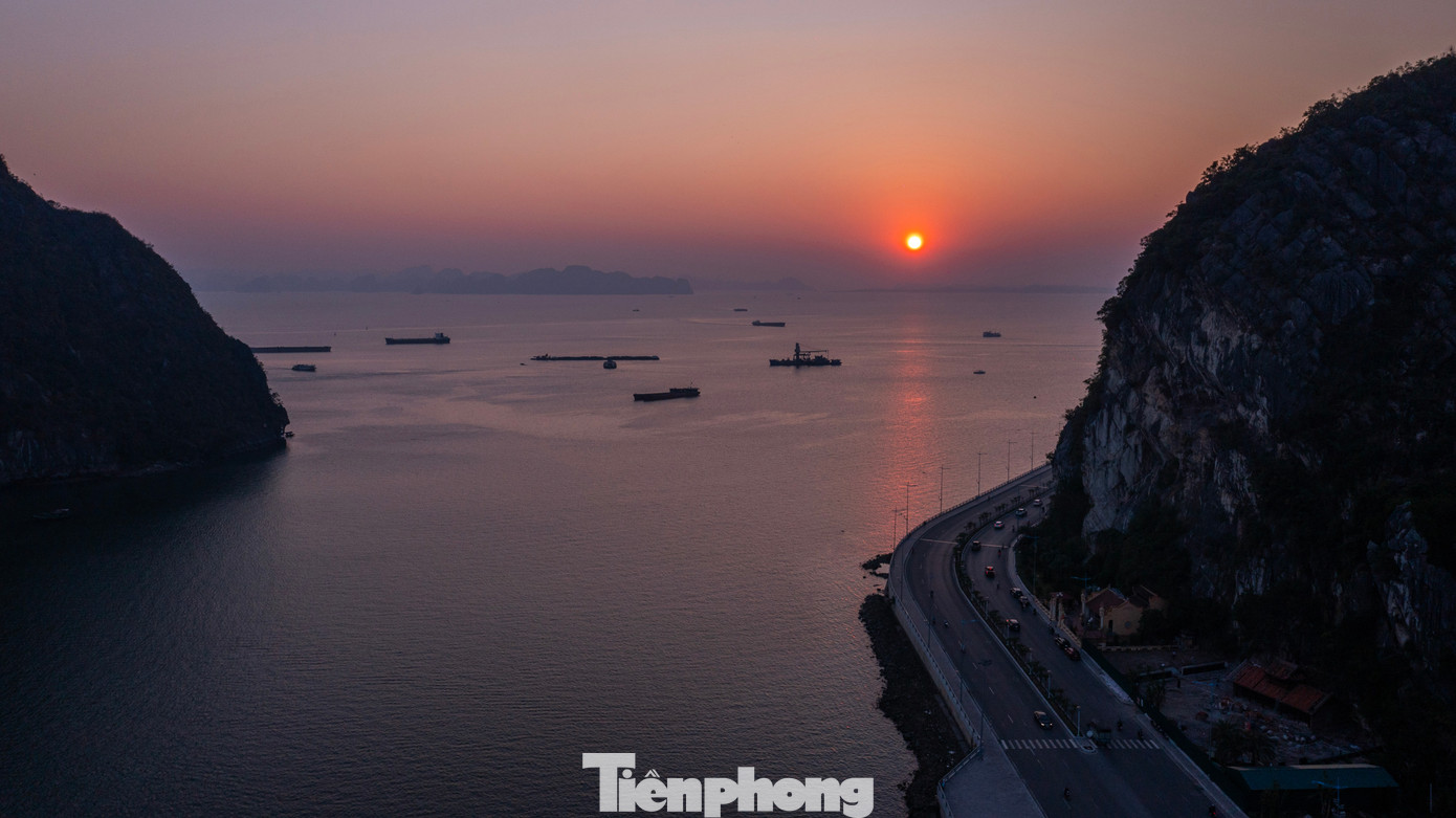 Với những người đam mê nhiếp ảnh, “săn” hoàng hôn ở Hạ Long chính là nguồn cảm hứng bất tận. Từ khoảnh khắc chuyển giao huyền diệu của thiên nhiên mà rất nhiều bộ ảnh nghệ thuật đã được ra đời.