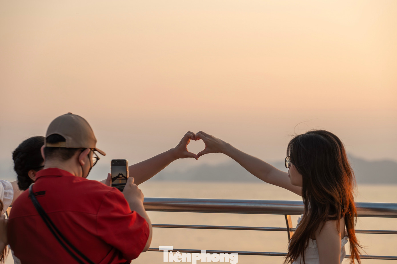 “Em rất thích thú khi hình ảnh vịnh Hạ Long rộng lớn được nhuộm màu hồng vàng của hoàng hôn, mặt trời đỏ cứ lui dần về phía chân trời. Chúng em tranh thủ chụp ảnh và lưu giữ kỷ niệm đặc biệt này với nhau”, Minh chia sẻ.