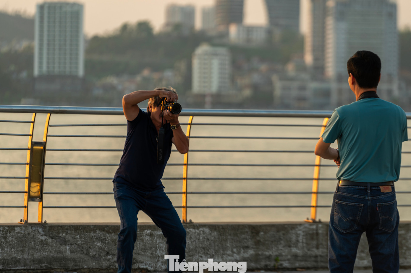 Nhiều tay máy, nhiếp ảnh gia cũng tranh thủ khoảng thời gian này để săn những bức ảnh độc đáo.