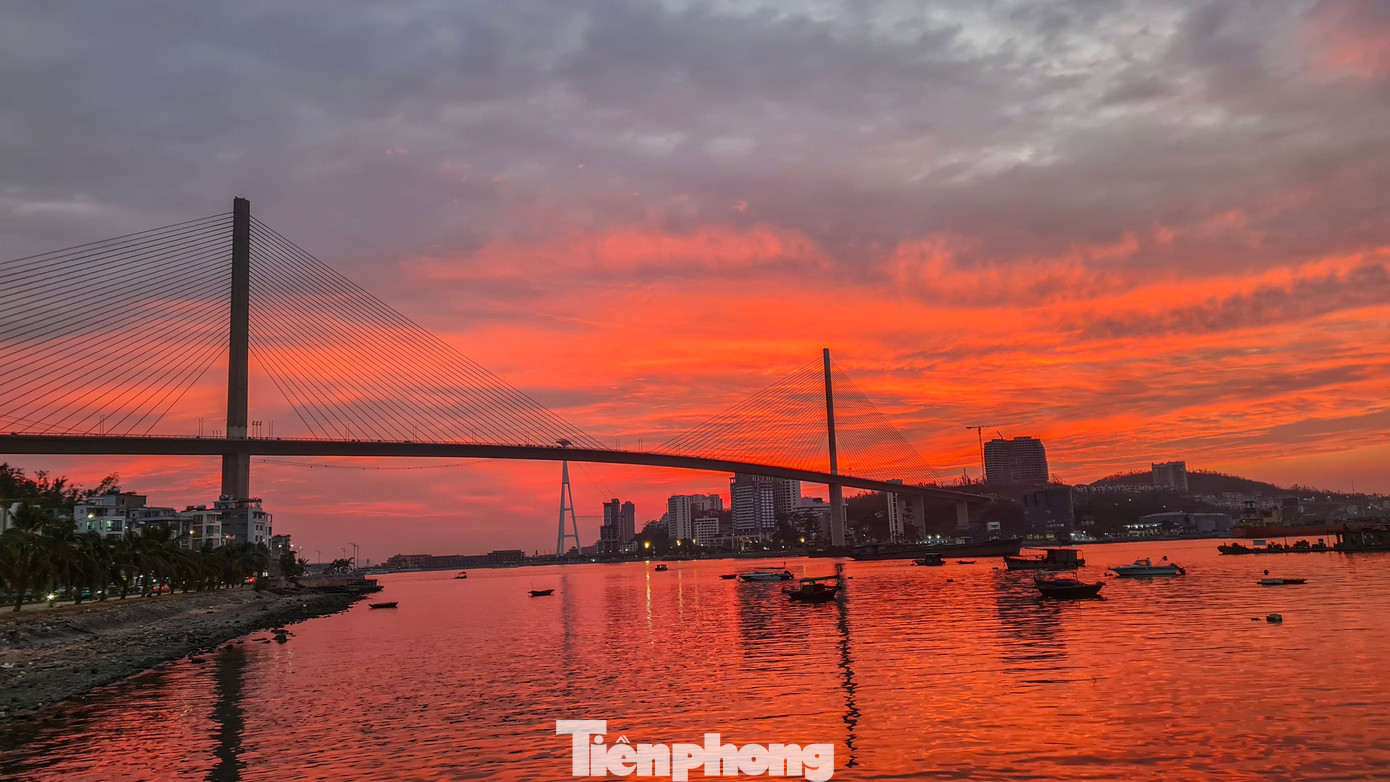 Chứng kiến mặt trời dần dần khuất sau cầu Bãi Cháy bắc qua vịnh Hạ Long là một trải nghiệm đặc biệt.