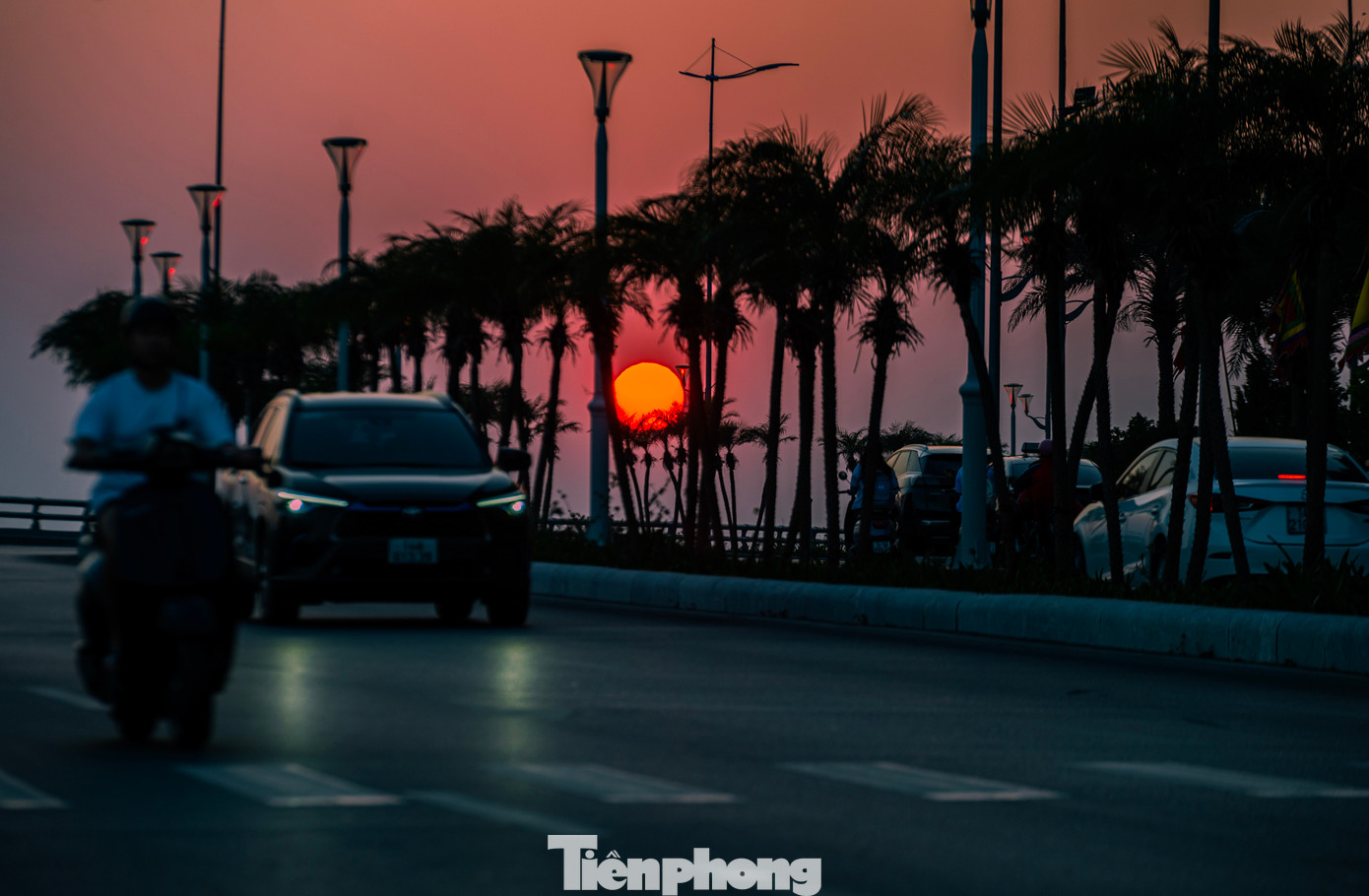 Theo những người có kinh nghiệm, thời điểm săn hoàng hôn thường vào những ngày có nắng, ít mây. Khung giờ rơi vào khoảng hơn 17h khi mặt trời lùi dần về phía chân trời.