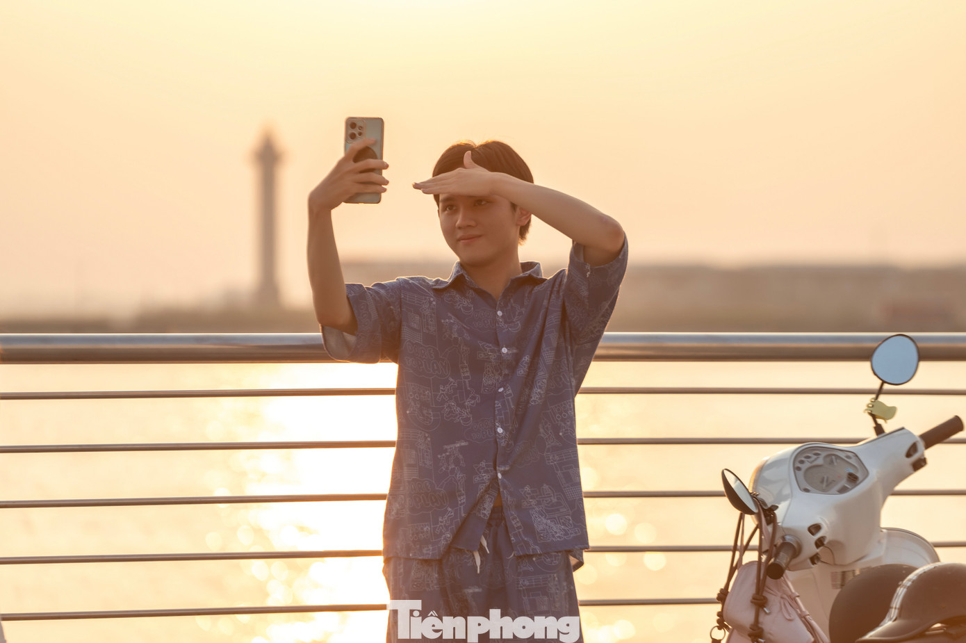 Hoàng Minh cùng nhóm bạn từ Sài Gòn ra Hạ Long để du lịch. Khi đến Hạ Long, chủ khách sạn nơi Minh ở giới thiệu đến nhóm bạn tranh thủ cuối giờ chiều ra khu vực này để chụp ảnh hoàng hôn.