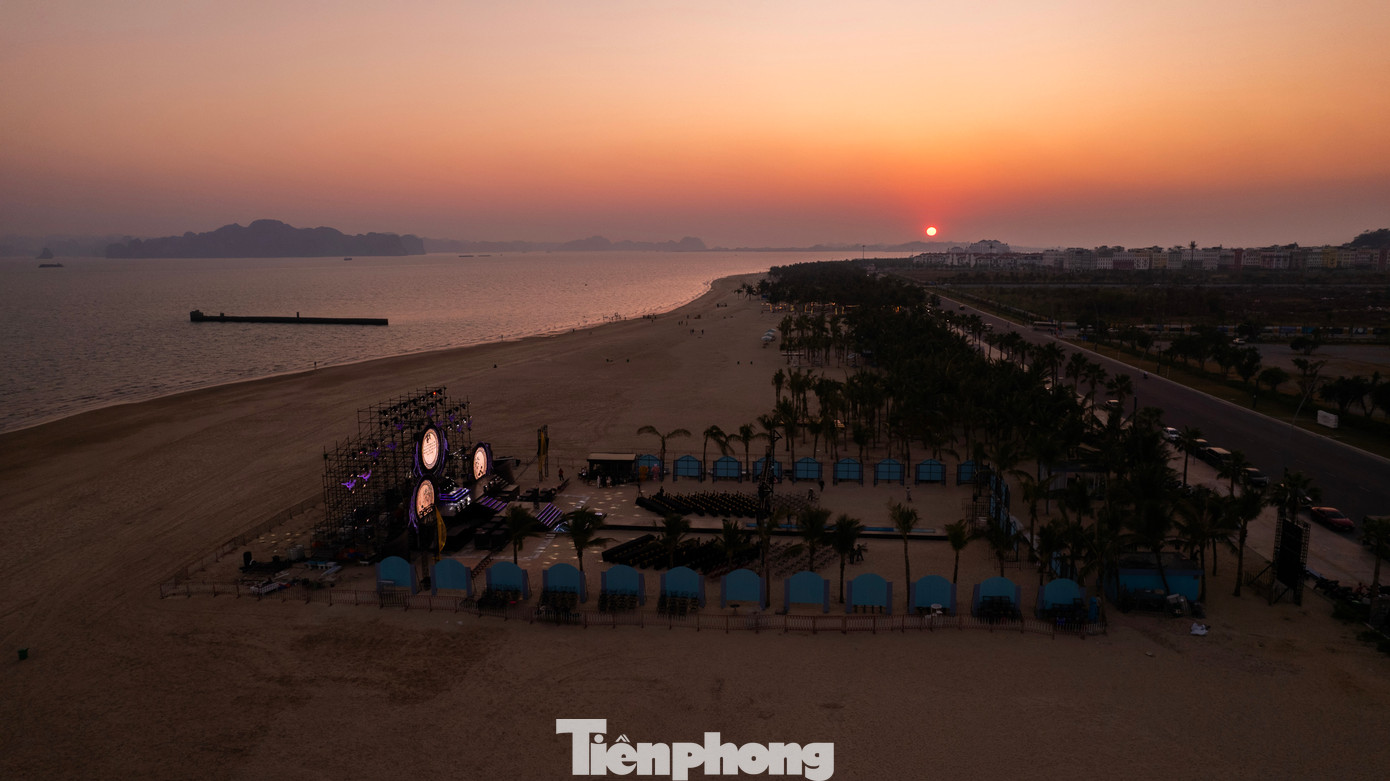 Thời điểm này các tàu du lịch cũng hối hả trở về cảng sau khi đưa khách tham quan vịnh Hạ Long.