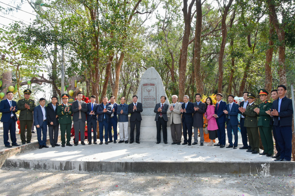 Khánh thành bia đá Cây di sản Việt Nam tại khu rừng trâm mốc, xã Minh Châu, huyện Vân Đồn, tỉnh Quảng Ninh. Khánh thành bia đá Cây di sản Việt Nam tại khu rừng trâm mốc, xã Minh Châu, huyện Vân Đồn, tỉnh Quảng Ninh.