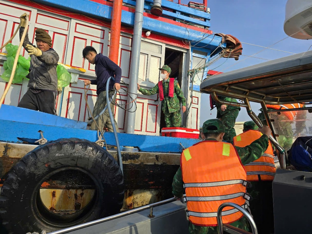 Cứu 13 ngư dân thoát nạn trên biển Cô Tô Cứu 13 ngư dân thoát nạn trên biển Cô Tô