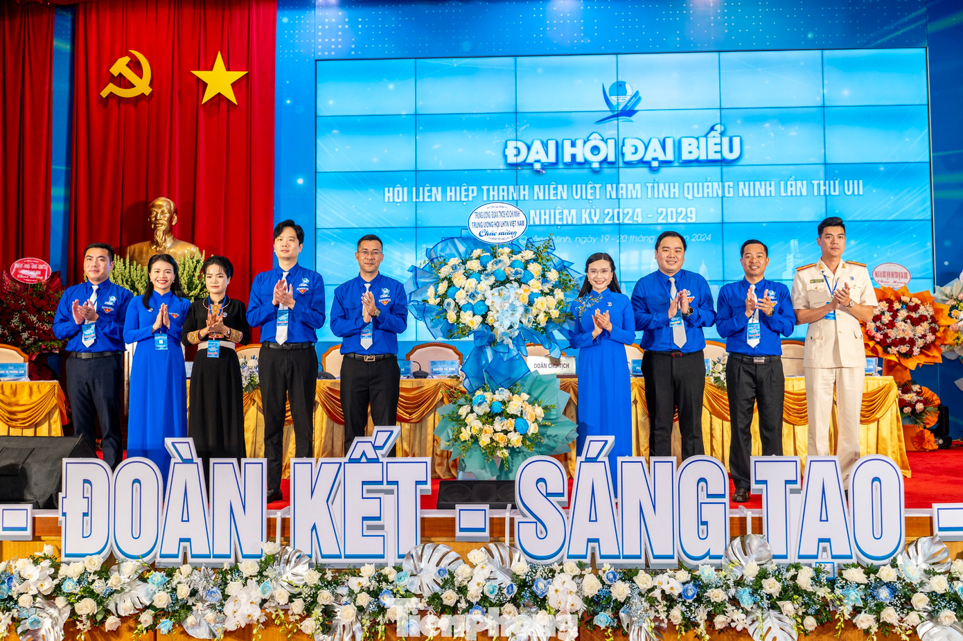 Chị Nguyễn Phạm Duy Trang - Bí thư BCH Trung ương Đoàn, Chủ tịch Hội Đồng đội Trung ương và anh Nguyễn Xuân Hiếu - Ủy viên BCH Trung ương Đoàn, Phó Trưởng Ban Đoàn kết tập hợp thanh niên Trung ương Đoàn, Phó Chủ tịch Trung ương Hội LHTN Việt Nam tặng hoa chúc mừng Đại hội.