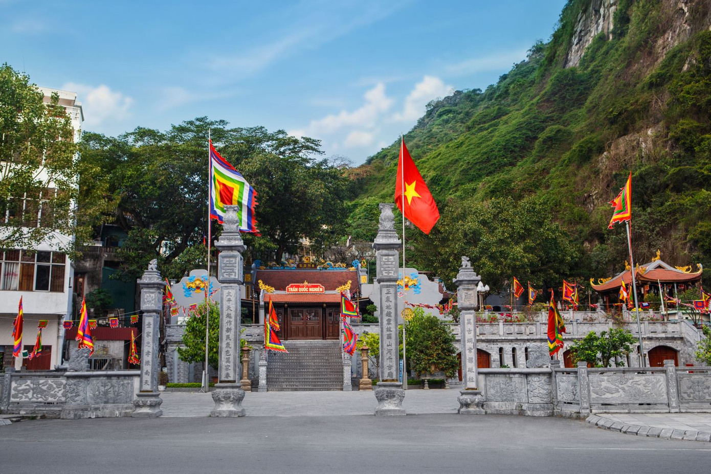 Hơn 200 tỷ đồng tôn tạo đền Đức Ông dưới chân núi Bài Thơ.