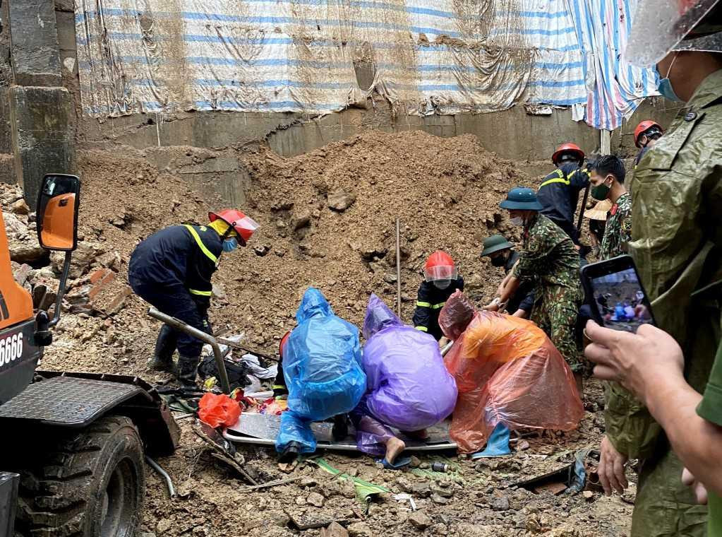 Lực lượng chức năng tìm thấy người bị nạn trong đống đổ nát