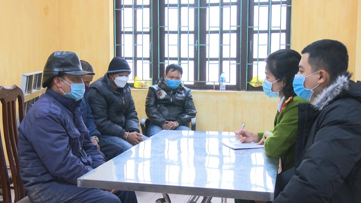 Nhóm đối tượng tại cơ quan công an. Nhóm đối tượng tại cơ quan công an.