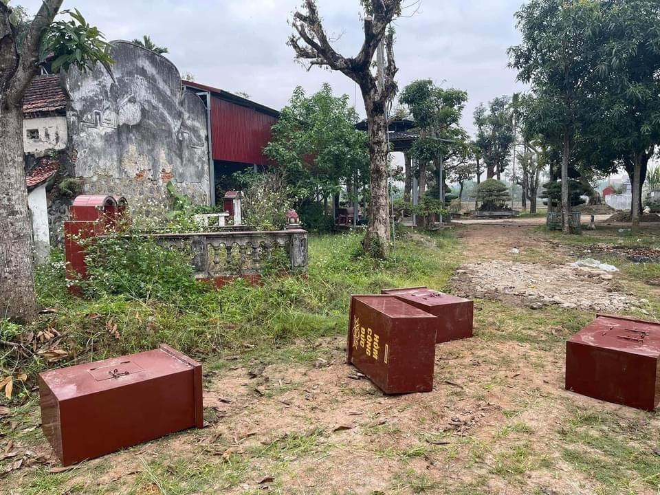 Các hòm công đức bị cạy khóa vứt cạnh sân chùa.